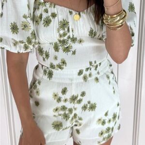 ABERCROMBIE X DEDE & EMILY COLLECTION Crinkle Floral Shorts SZ Small